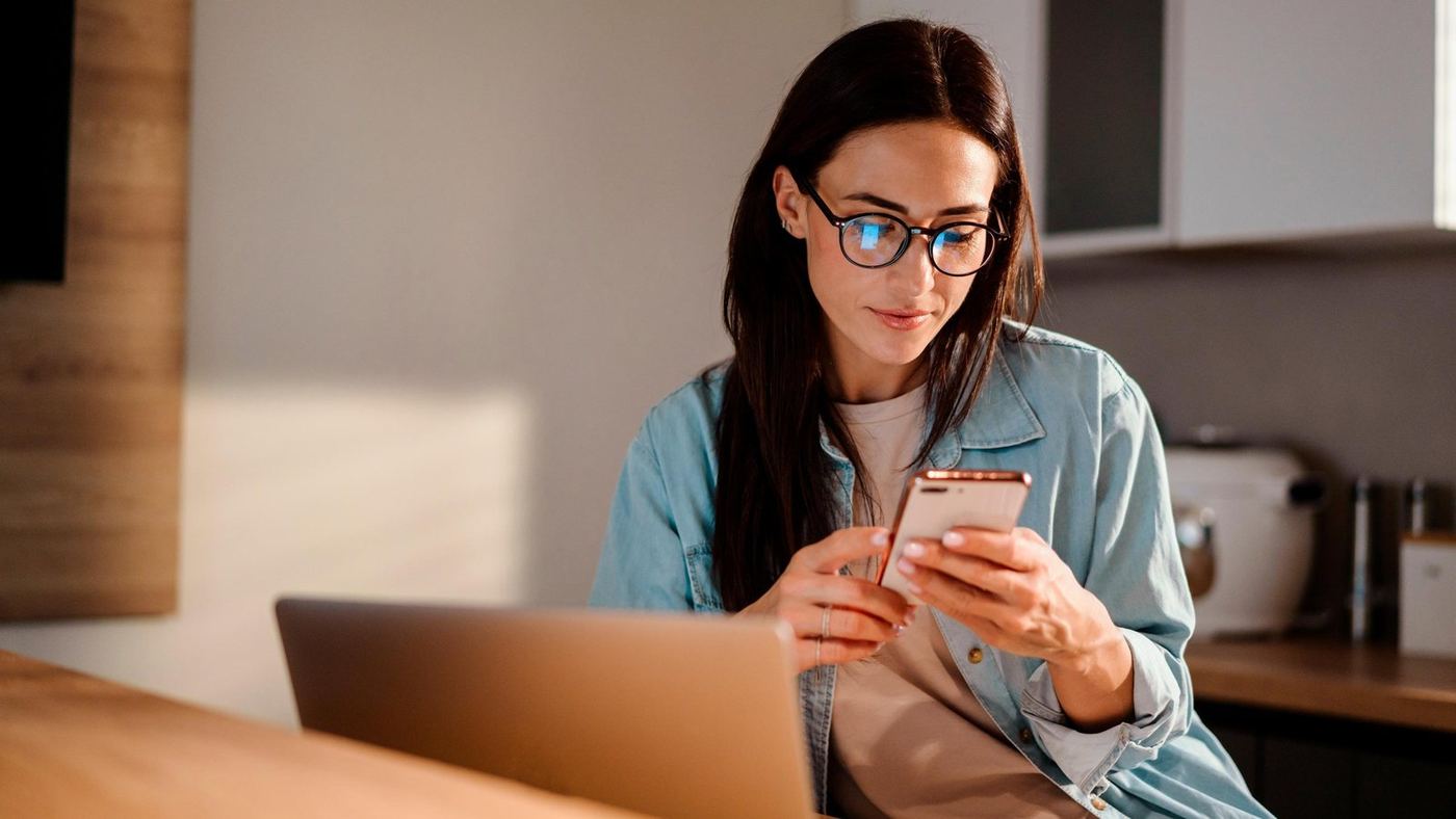 Familiar acompanhando pelo celular o cuidado do paciente em casa