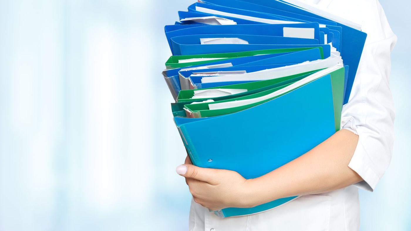 Pastas e documentos de evoluções de pacientes acumulados no fechamento do mês