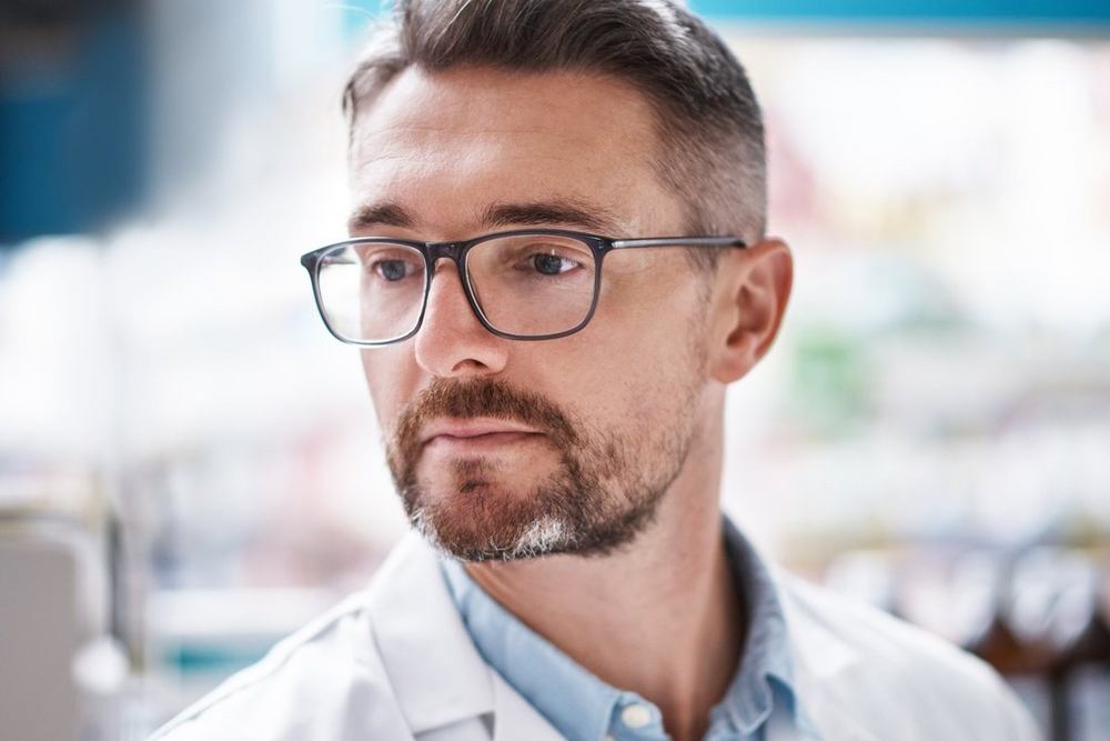 Farmacêutico analisando informações na tela do sistema