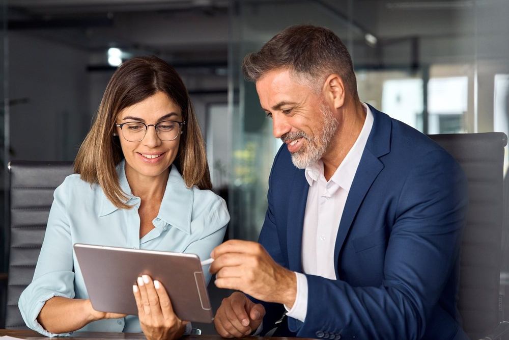 Gestores analisando informações do negócio