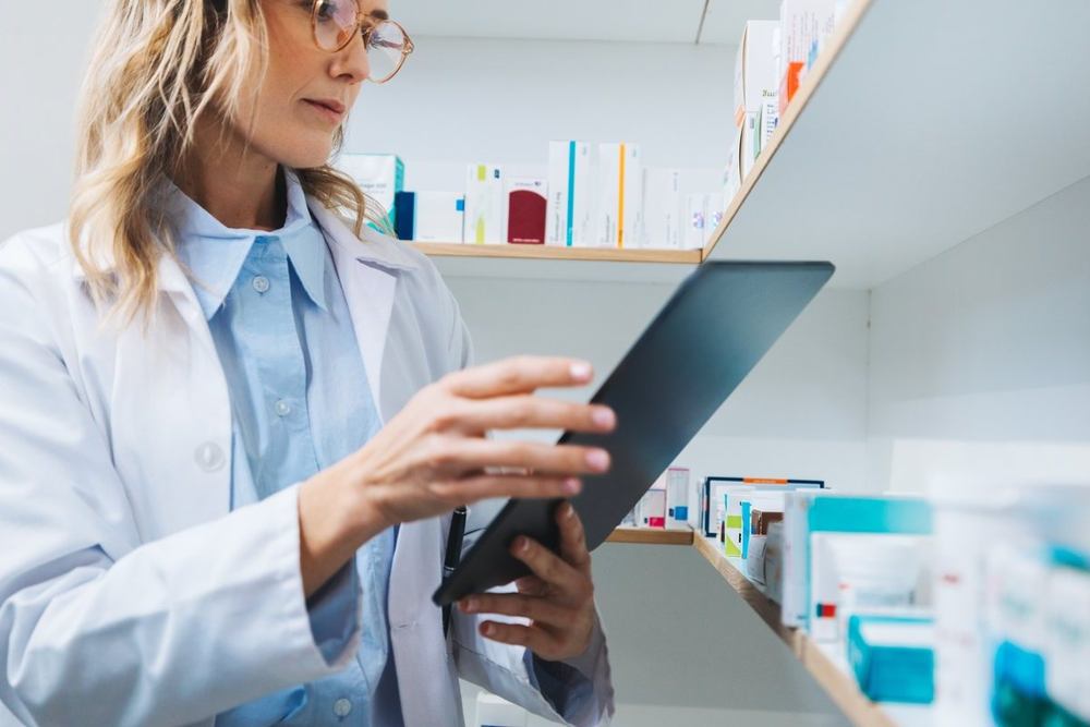 Profissional conferindo prateleiras com um tablet