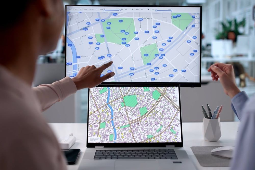 Equipe analisando rotas em um mapa na tela