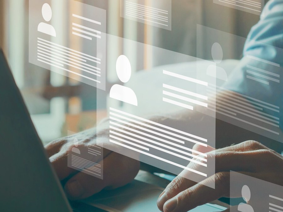 Gestor organizando a documentação digital da empresa no sistema