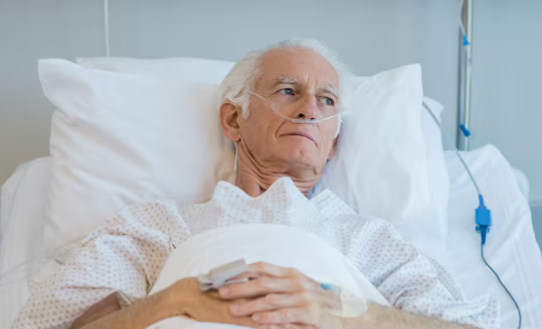 Paciente idoso no leito do hospital, com cateter de oxigênio, aguardando a alta
