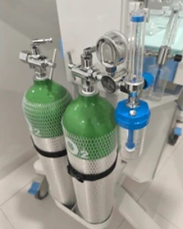 Cilindros de oxigênio com fluxômetro e umidificador