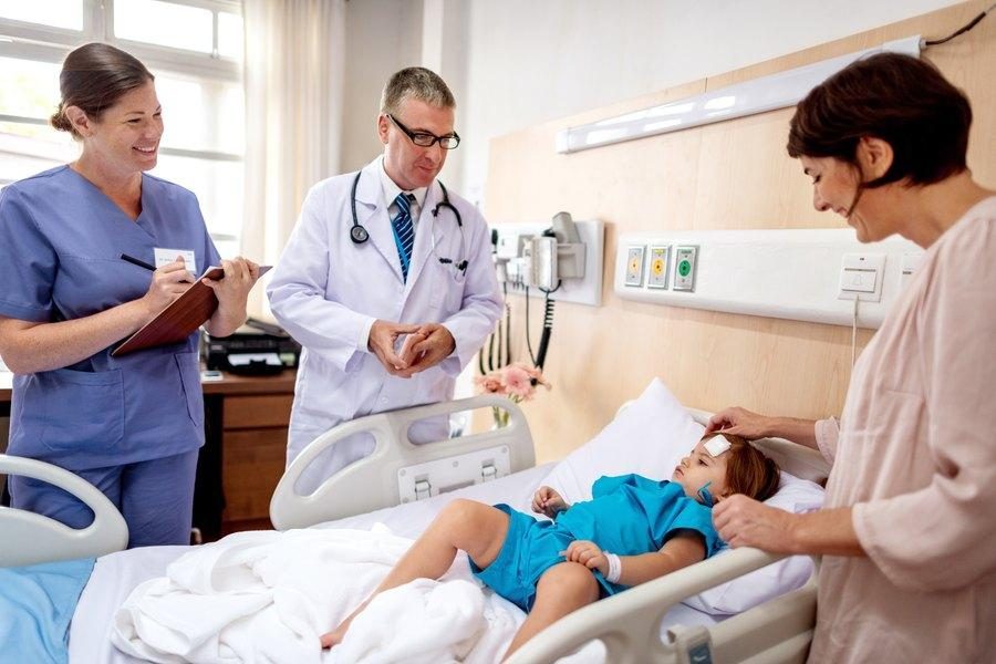 Equipe de saúde avaliando paciente no leito hospitalar