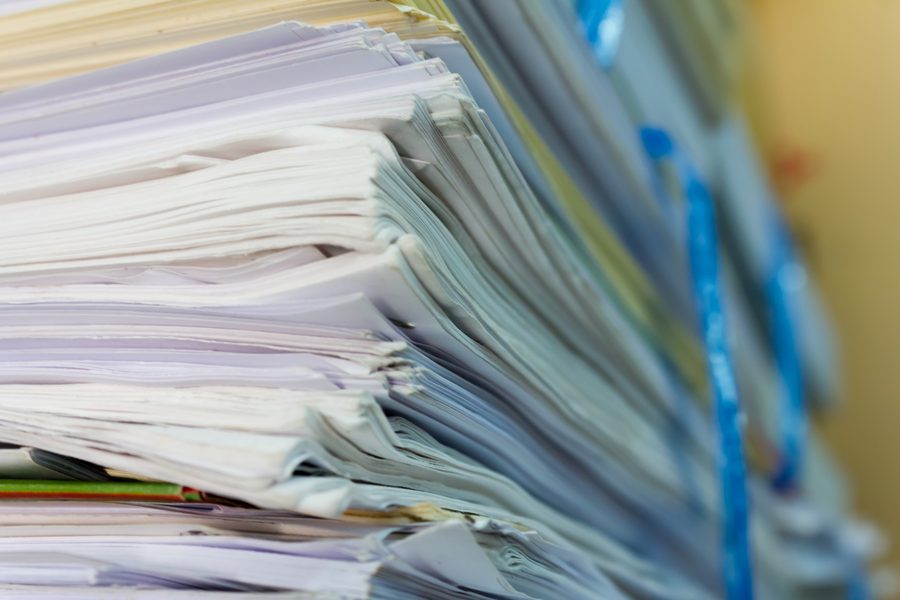 Pilha de documentos impressos arquivados na sede do serviço
