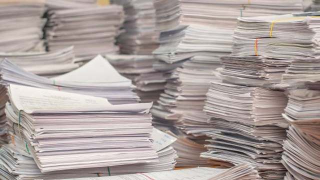 Pilhas de documentos em papel