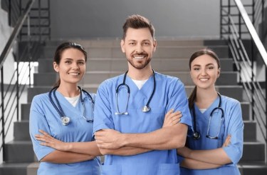 Equipe de enfermagem uniformizada