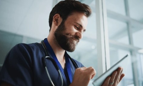 Profissional de saúde consultando informações no tablet