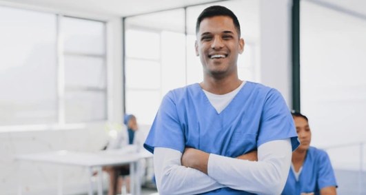 Técnico de enfermagem sorridente
