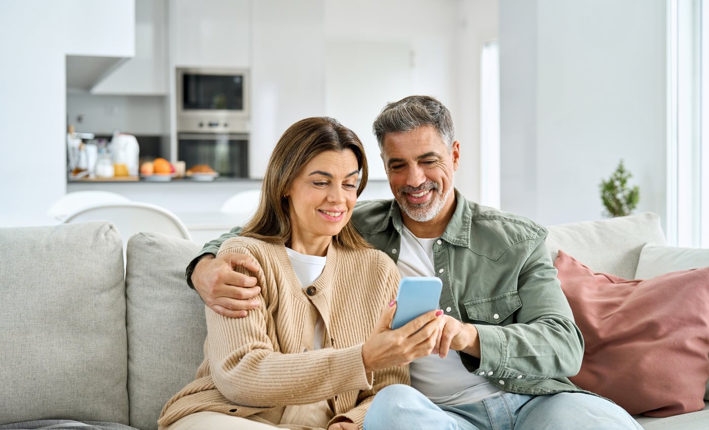 Casal acompanhando o cuidado pelo celular em casa