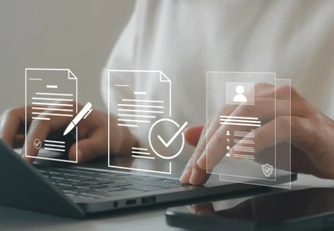 Documentos digitais com assinatura e verificação sobre o notebook