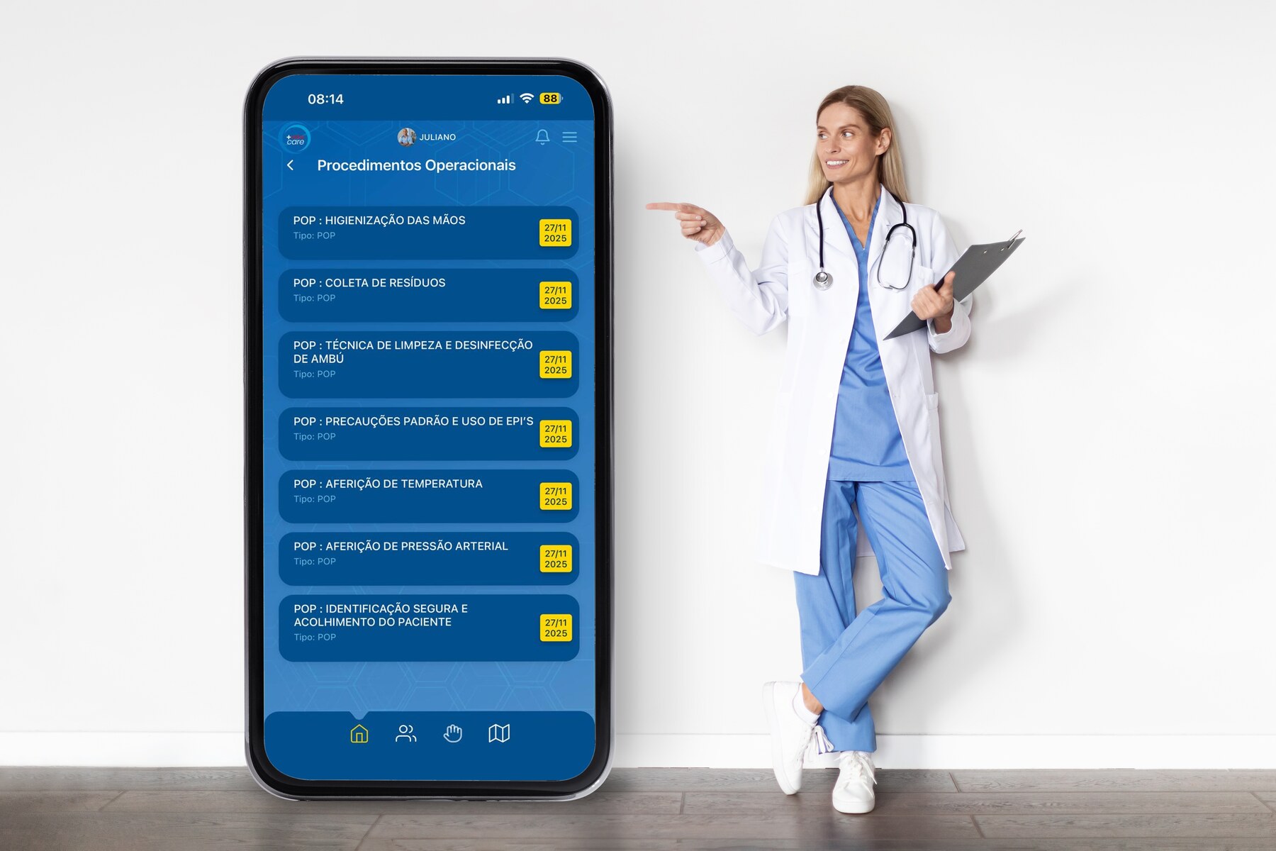 Profissional de jaleco apontando para um celular em tamanho grande com a lista Procedimentos Operacionais do +Vidas Care