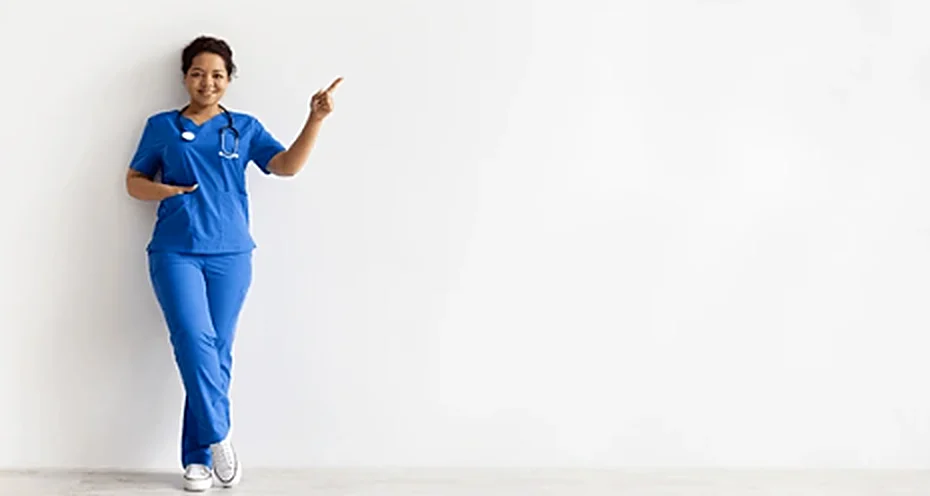 Profissional de saúde sorridente, de uniforme azul, apontando para o lado