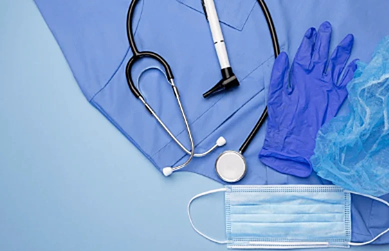 Uniforme azul com estetoscópio, luvas, máscara e touca descartáveis