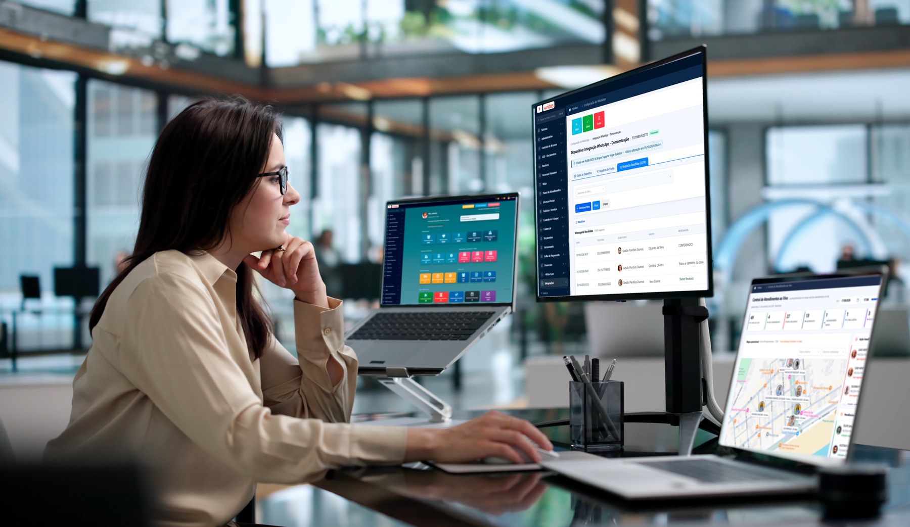 Gestora de home care na mesa de trabalho com três telas: dashboard do +Vidas, Integração WhatsApp com as Respostas Recebidas e Central de Atendimentos ao Vivo